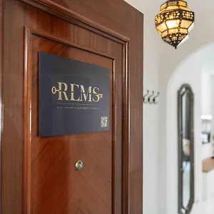 Spacious & Authentic By Rems Málaga